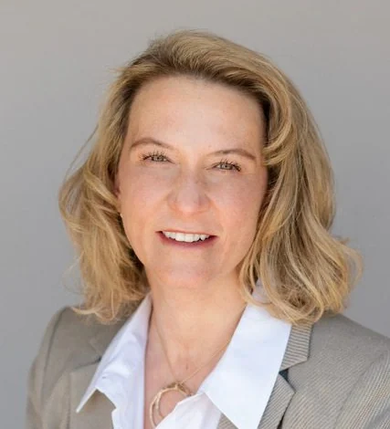 Portrait of Dr. Elizabeth VanLeeuwen, DDS, dentist at Academy Dental Care.